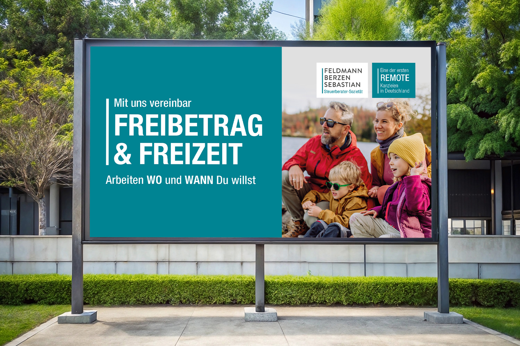 Das Plakat wirbt mit einer Familie, die in Herbstkleidung im Freien sitzt, für die Vorteile flexibler Arbeit.