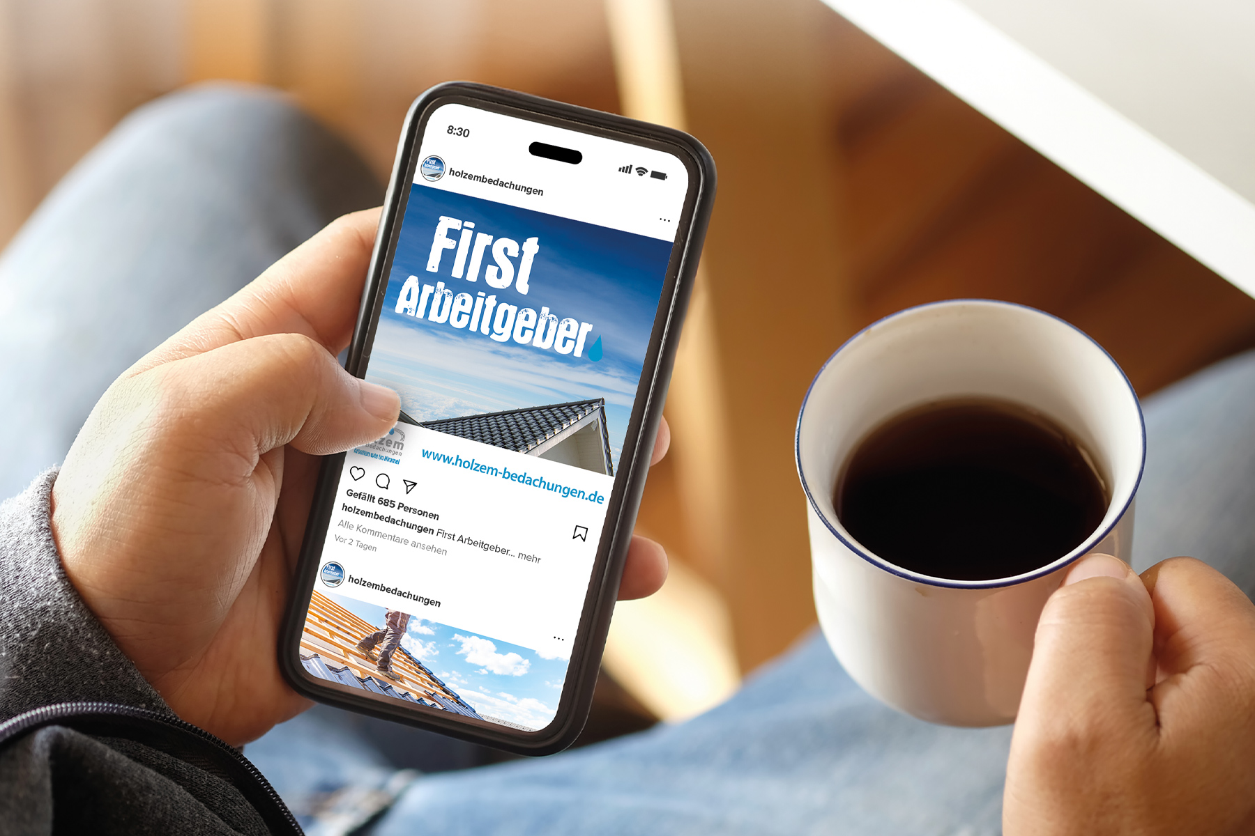Person mit einem Smartphone, das einen Social-Media-Post und eine Tasse Kaffee zeigt.