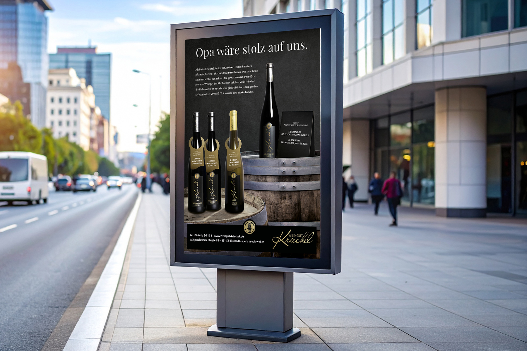 Straßenplakat mit einer Werbung für drei Flaschen Wein in deutscher Sprache.