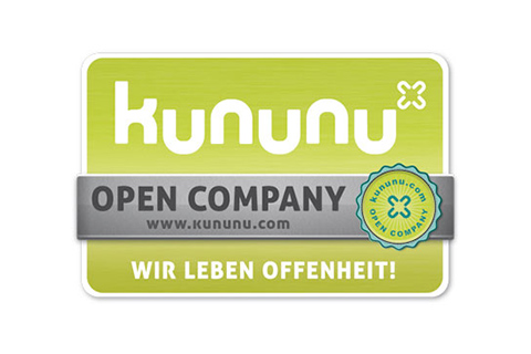 Kununu Open Company Abzeichen mit Slogan Wir leben Offenheit! auf grünem Hintergrund.