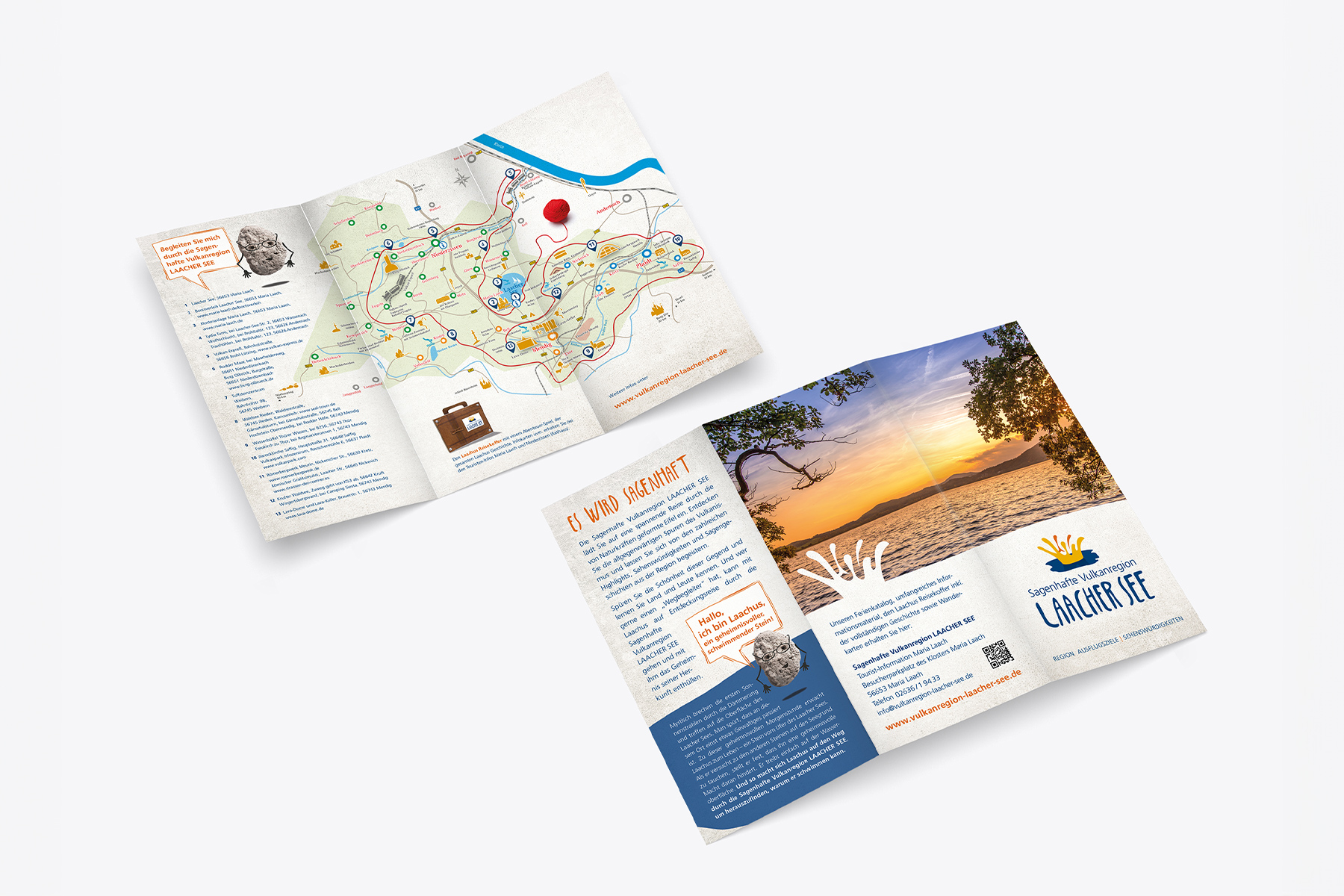 Zwei aufgeschlagene Broschüren mit einer Karte, Text und einem Foto eines Sees bei Sonnenuntergang auf weißem Hintergrund.