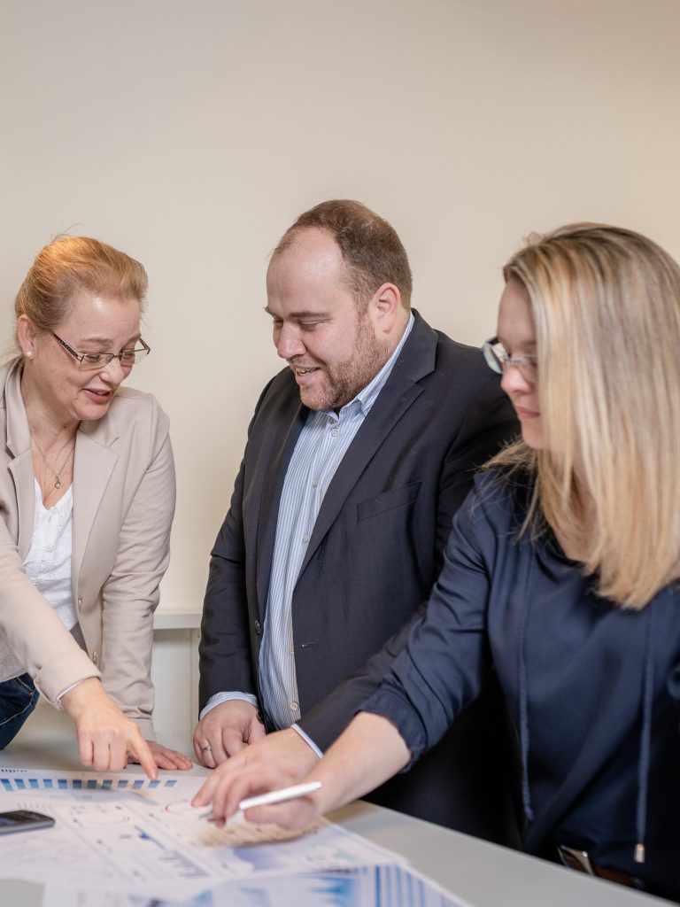 Marketingflotte Team Konzept Das Team der Marketingflotte bespricht ein Konzept in den Räumlichkeiten der Agentur.