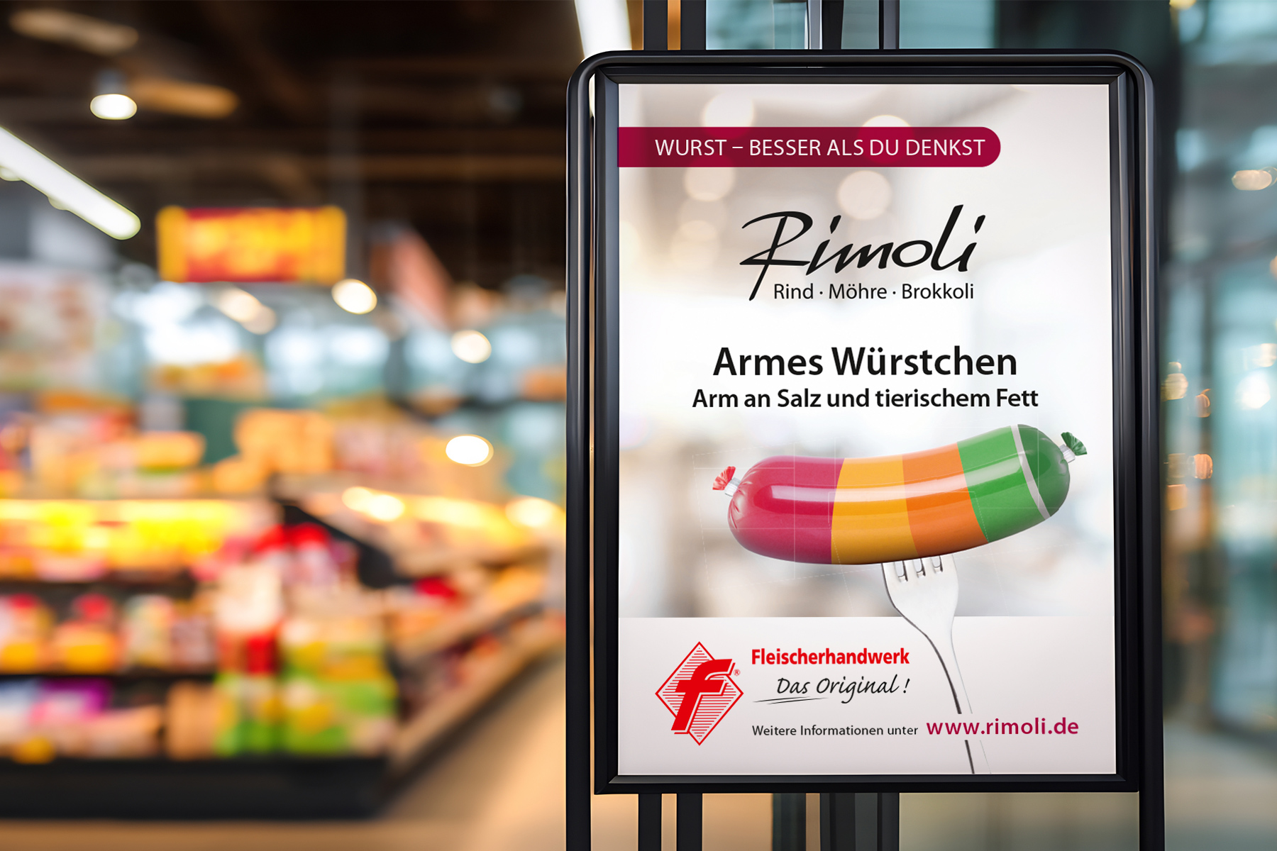 Werbung für Rimoli-Gemüsewurst mit wenig Salz und tierischem Fett in einem Lebensmittelgeschäft.