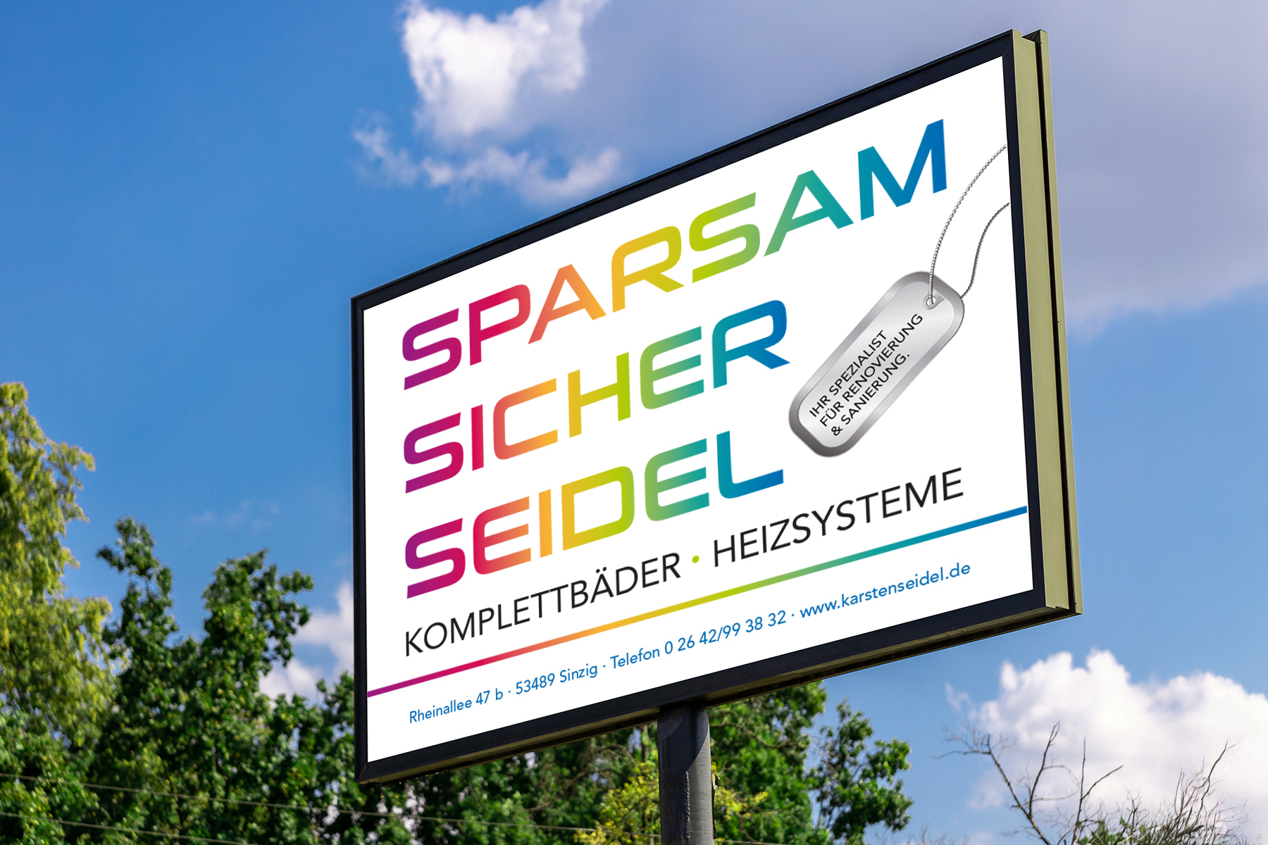 Plakatwerbung für Bäder und Heizungssysteme von Sparsam Sicher Seidel unter blauem Himmel.