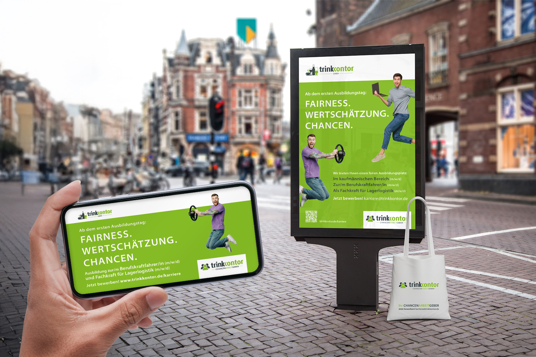 Eine Hand hält ein Telefon, auf dem eine Anzeige zu sehen ist, die zur Werbetafel und zur Tragetasche auf einer Straße in der Stadt passt.