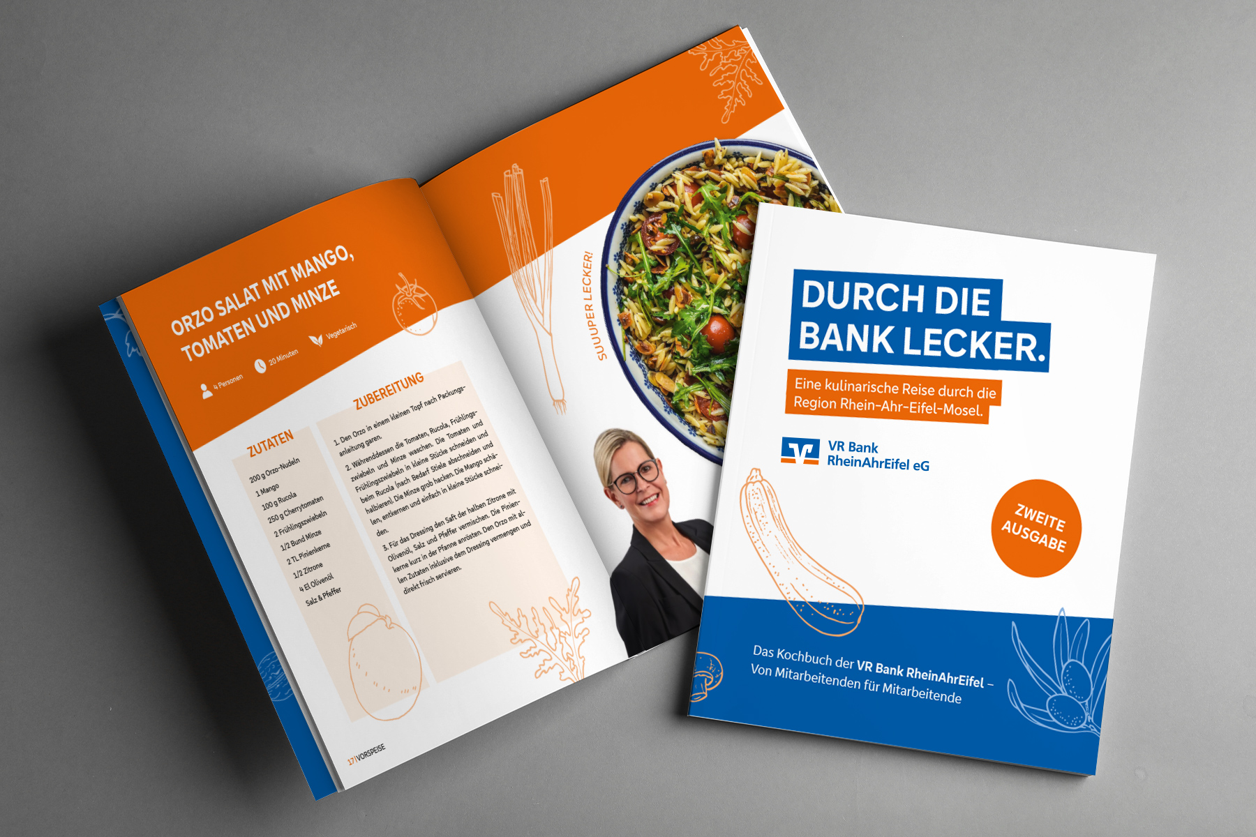 Kochbuch mit dem Titel DURCH DIE BANK LECKER. mit einer aufgeschlagenen Seite mit einem Salatrezept und Foto.