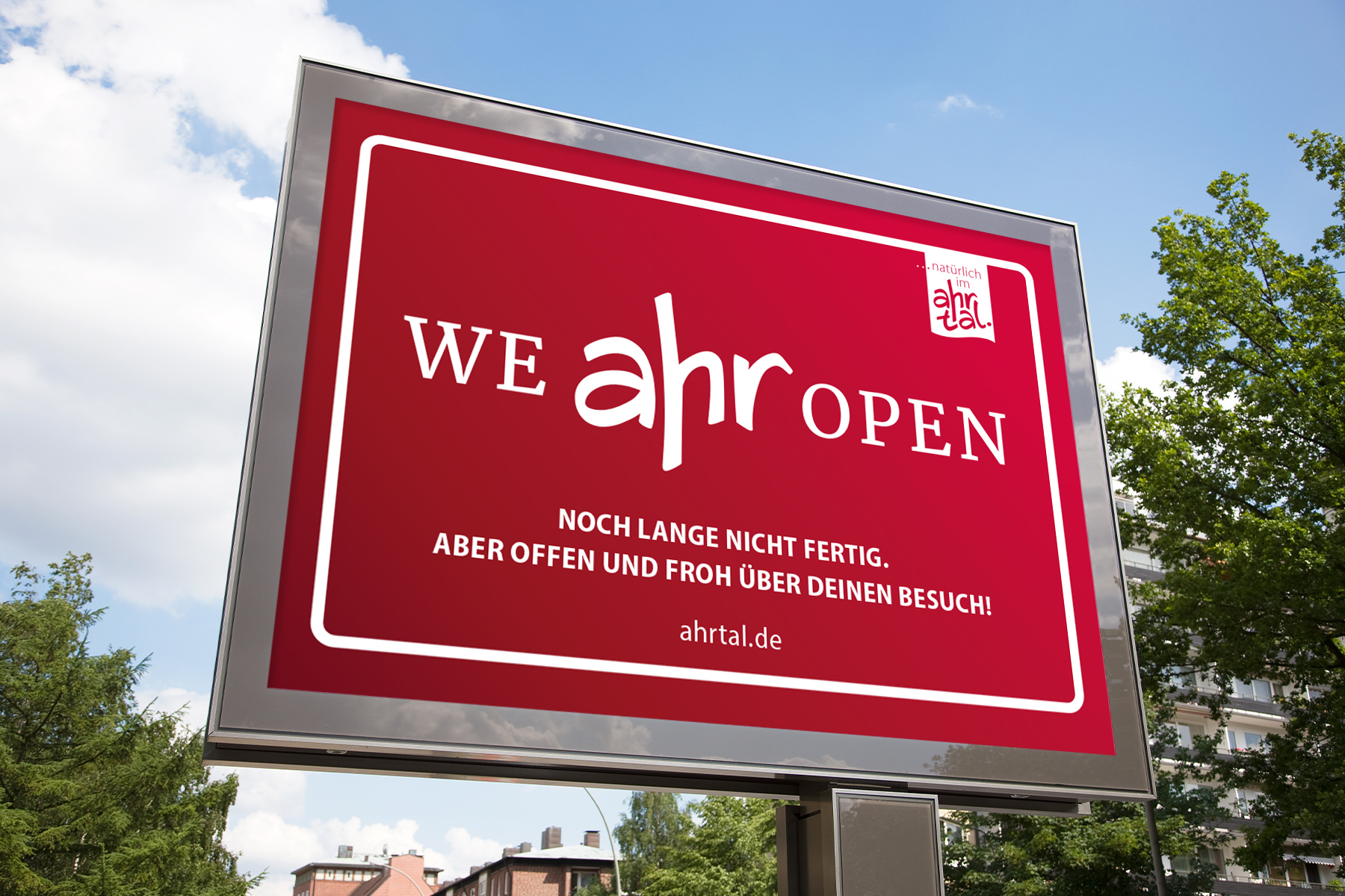 Großes rotes Schild mit der Aufschrift "WE ahr OPEN" und zusätzlichem deutschen Text und Website-Link darunter.