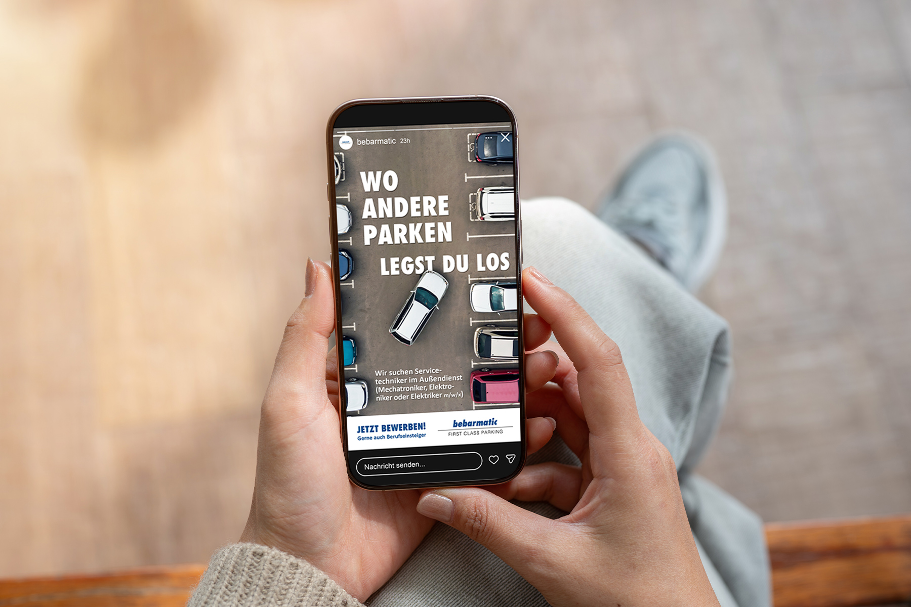 Person, die ein Smartphone in der Hand hält, auf dessen Bildschirm eine deutsche Parkplatzanzeige in einer Social-Media-App zu sehen ist.