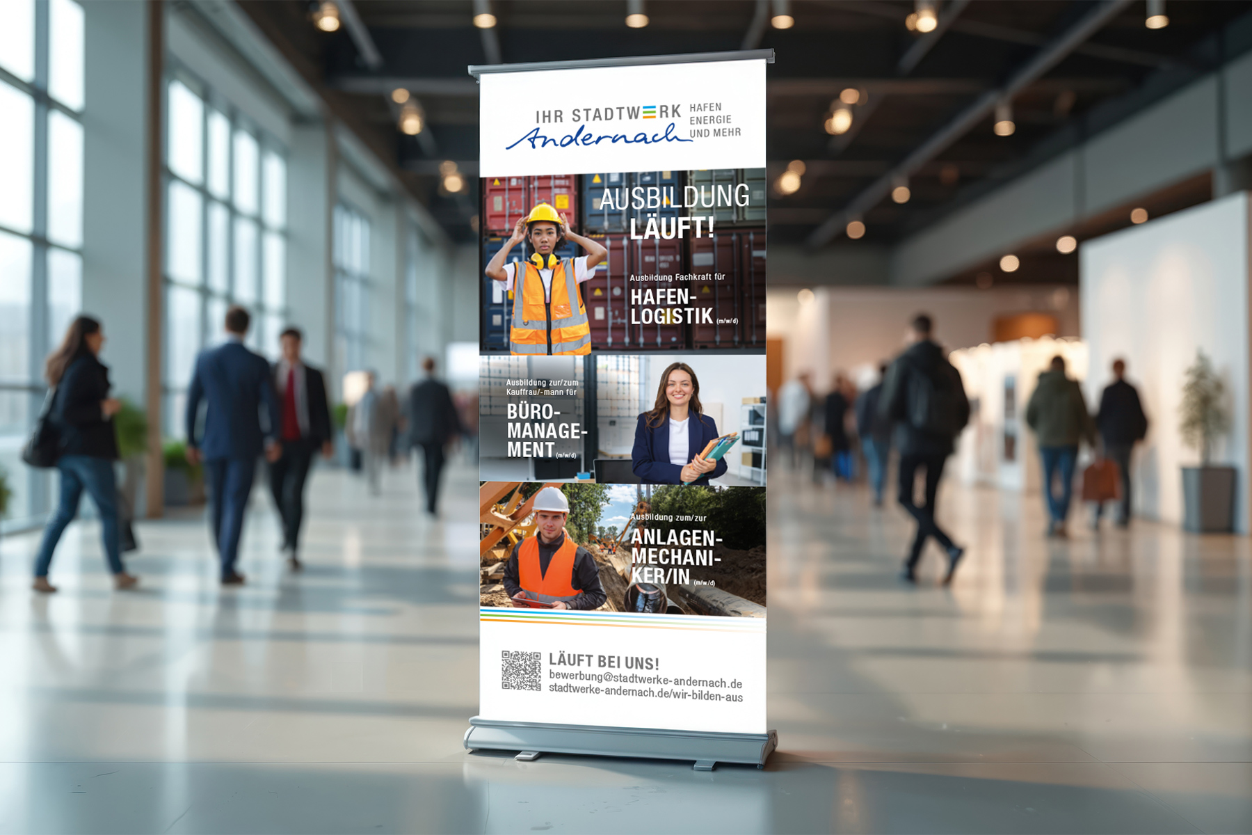 Werbebanner mit Fotos von Arbeitnehmern und einem deutschen Text über Möglichkeiten der beruflichen Weiterbildung.
