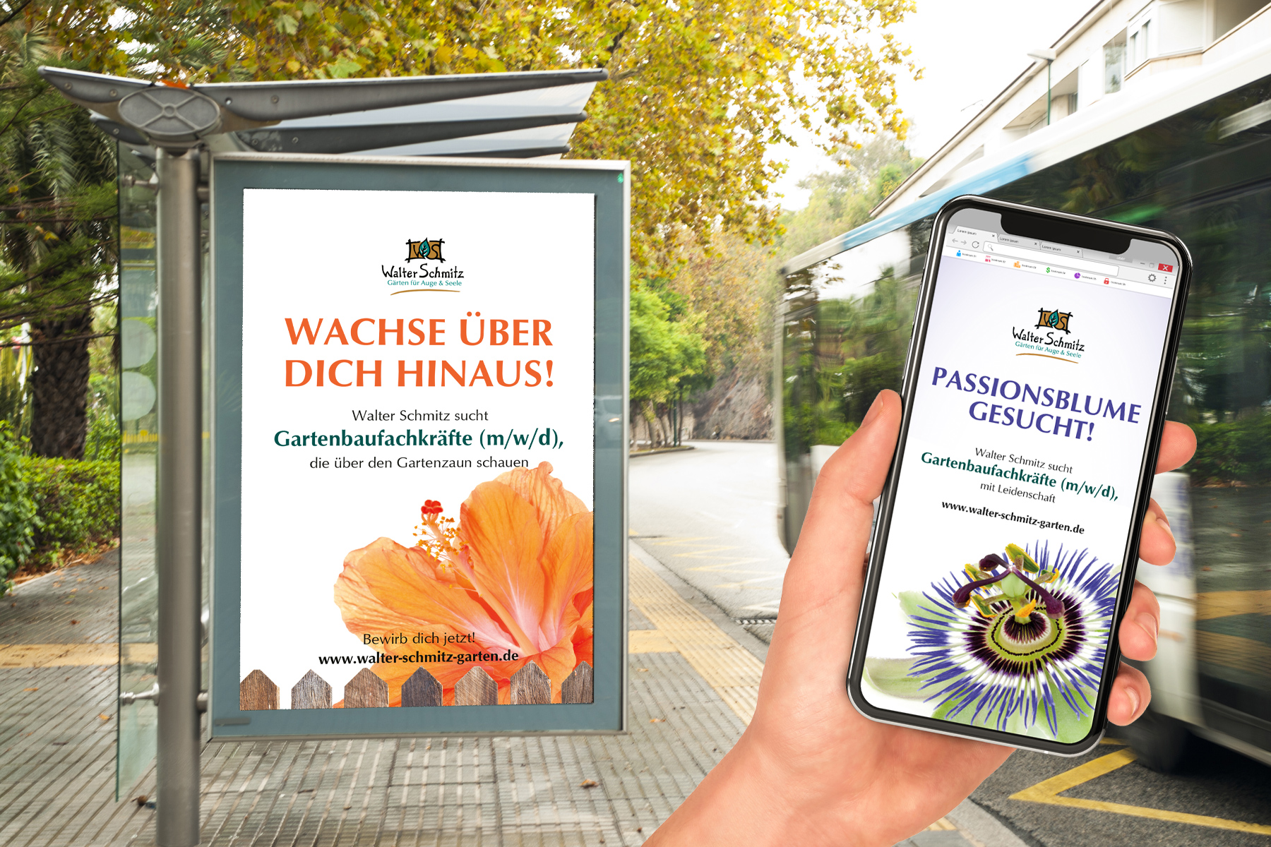 Eine Person, die ein Handy in der Hand hält, auf dem eine Stellenanzeige zu sehen ist, und an einer Bushaltestelle steht, an der ein ähnliches Plakat angebracht ist.